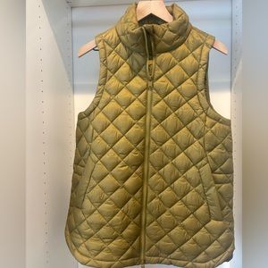 Athleta WHISPER FEATHERLESS PUFFER VEST. Like new. Medium.
